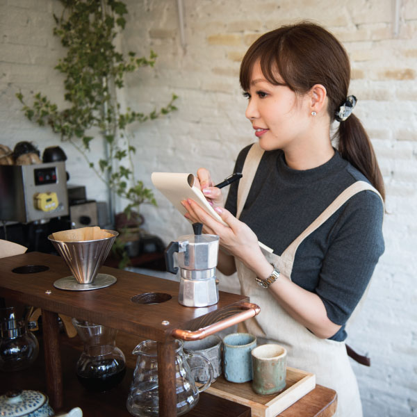barista preparing coffee